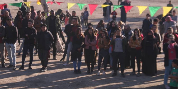 Ciwanên Kobanê ji bo piştgiriya Eyn Îsayê li ser piya ne