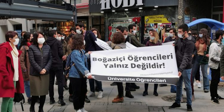 Xwendekar û ciwanên Îzmîrê piştgirî dan çalakiyên Bogazîçî yê