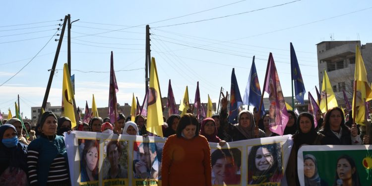Sê jinên Kurd ên Şoreşger Sakîne Cansiz, Fîdan Dogan û Leyla Şaylamez her derê tên bibîranîn