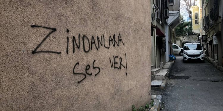 Meclîsa Ciwanên HDP’ê ya Stenbolê ji bo piştgiriya grevên birçîbûnê li qada ne