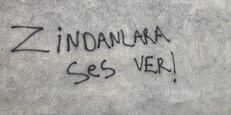 Meclîsa Ciwanên HDP’ê ya Stenbolê ji bo piştgiriya grevên birçîbûnê li qada ne