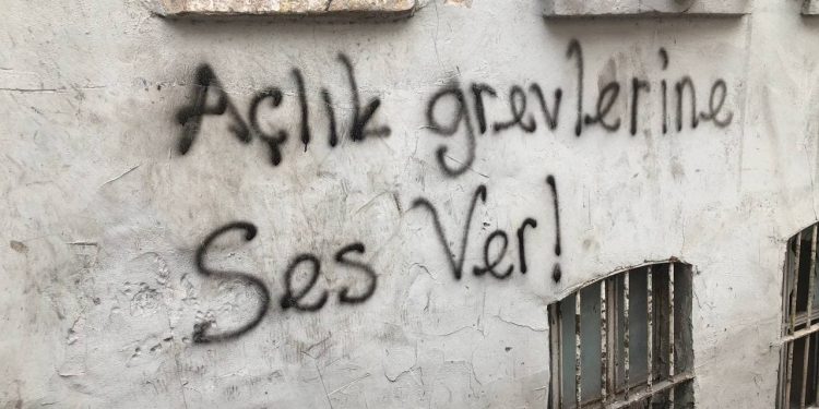 Meclîsa Ciwanên HDP’ê ya Stenbolê ji bo piştgiriya grevên birçîbûnê li qada ne