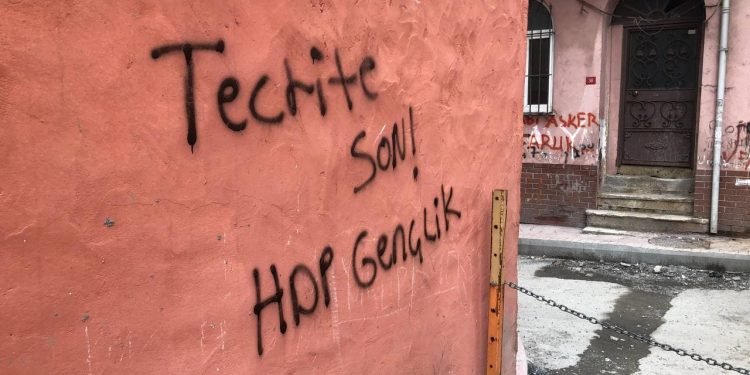 Meclîsa Ciwanên HDP’ê ya Stenbolê ji bo piştgiriya grevên birçîbûnê li qada ne