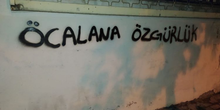 Ciwanên Stenbolê li dijî tecrîdê li ser piya ne