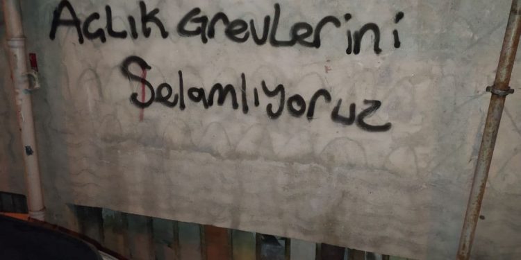 Ciwanên Stenbolê li dijî tecrîdê li ser piya ne