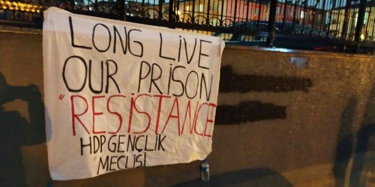 Ciwanên Stenbolê li dijî tecrîdê çalakiyan de ne