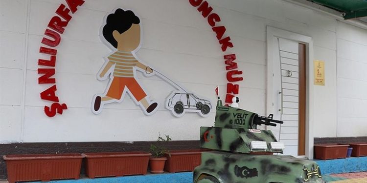 Dewleta Tirk zarokan îstîsmar dike