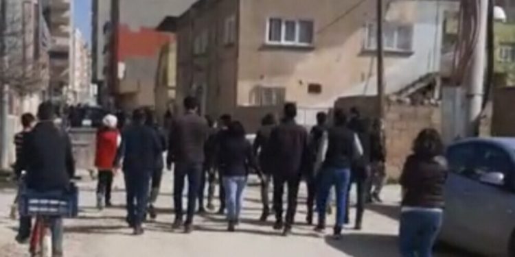 Ciwanên Qoserê bi çalakiyekê xwedî li grevên birçîbûnê derketin