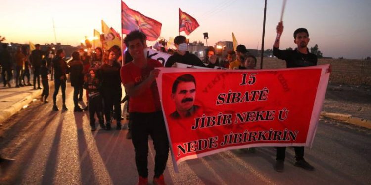 Ciwanên Êzidî li dijî komployê bi meşaleyan ve meşiyan