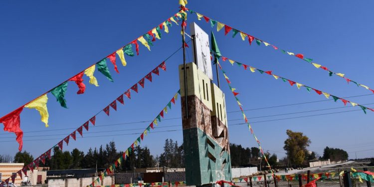 Jinên bajarokê Til Marûf’ê dest bi xemilandina ji bo 8’ê Adarê kirin