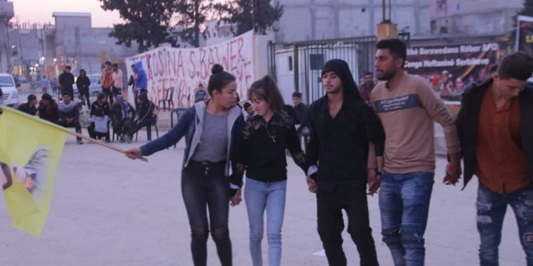 Ciwanên Kobanê li dijî komployê kon vedan