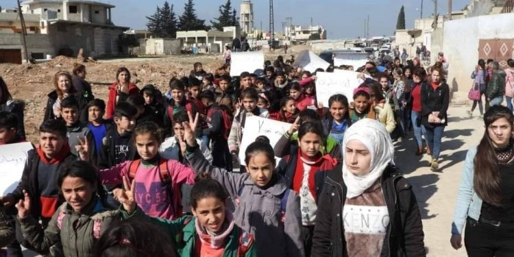 Li dijî komkujiyên li ser zarokan xwendekarên Tel Rifatê qada ne