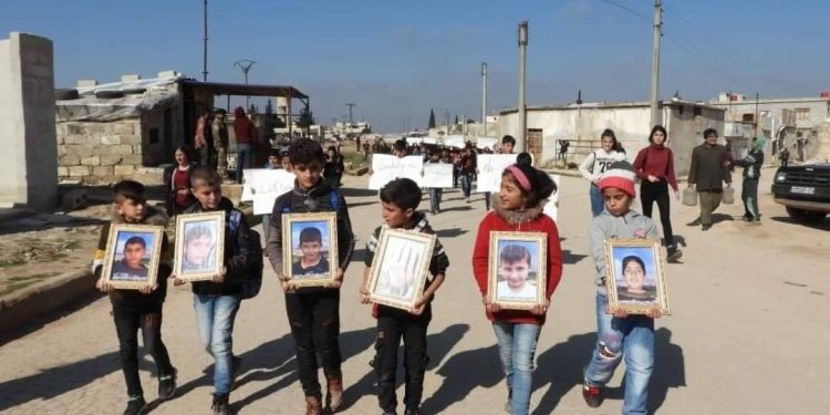 Li dijî komkujiyên li ser zarokan xwendekarên Tel Rifatê qada ne