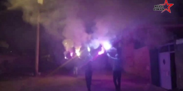 Ciwanên Amedê li dijî tecrîdê meşiyan