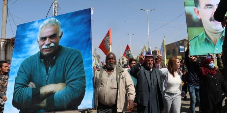 Ciwan û Gelê Tebqa ji bo azadiya Rêber Ocalan meşiyan