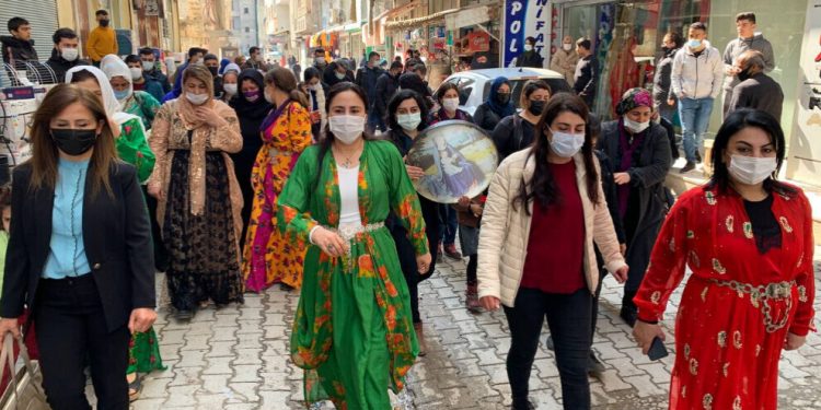 Çalakiyên Îsal bi pêşengtiya jinên ciwan tên kirin: Bi wesîleya 8’ê Adarê Jin li ser piya ne