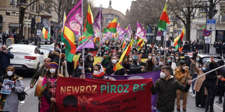 Di pêşengtiya ciwanan de Frankfurtê Newroz hat pîroz kirin
