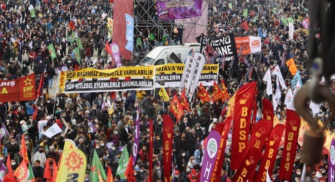 Stenbol Newrozê Pîroz Dike