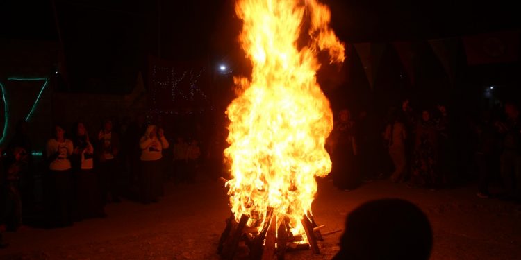 Li Mexmûrê Pîrozbahiyê Newrozê Jinên Ciwan didin destpêkirin