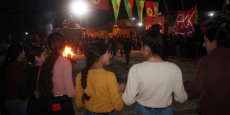 Li Mexmûrê Pîrozbahiyê Newrozê Jinên Ciwan didin destpêkirin