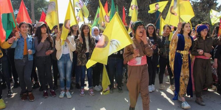 Jinên Ciwan yên Dirbêsiyê ji bo 8’ê Adarê meşiyan