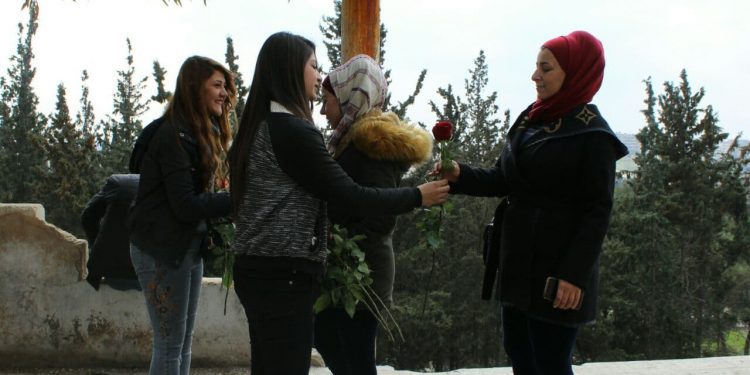 Jinên ciwan di kincên xweyên herêmî ve sorgul belav kirin