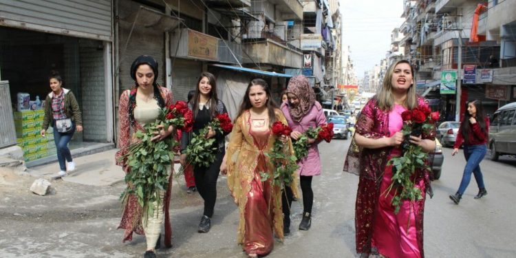 Jinên ciwan di kincên xweyên herêmî ve sorgul belav kirin