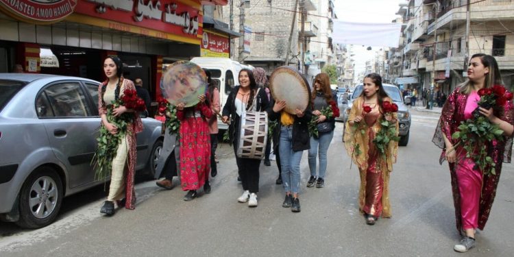 Jinên ciwan di kincên xweyên herêmî ve sorgul belav kirin