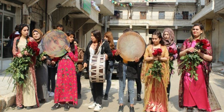 Jinên ciwan di kincên xweyên herêmî ve sorgul belav kirin