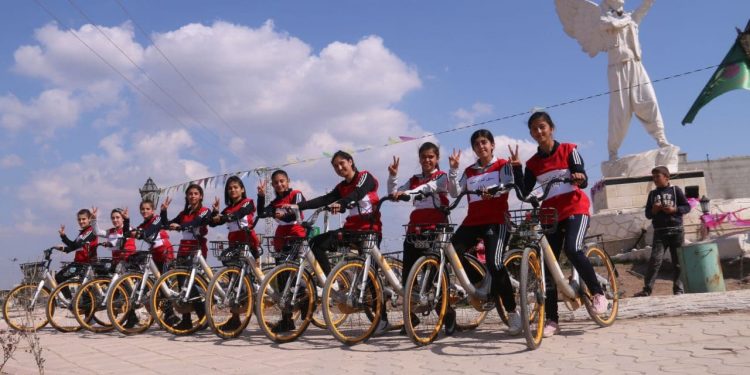 Li Kobanê jinên Ciwan pêşbaziya biskilêtan lidar xist