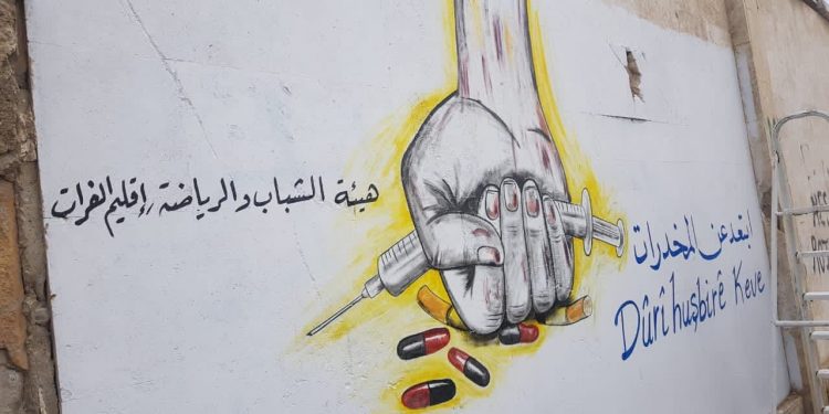 Ciwanên Kobanê li dijî maddeyên hişbîrê li ser dîwaran nivîs nivîsandin