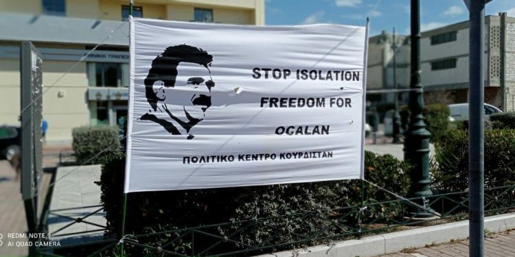 Ciwanên Lavrîoyê li dijî Tecrîdê panqart daliqandin