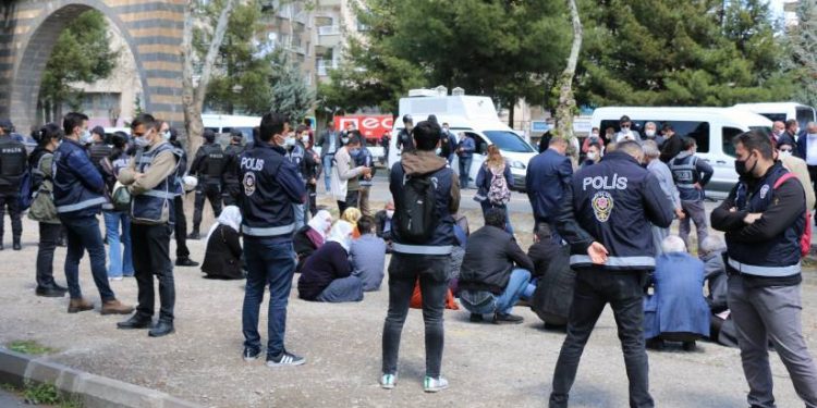 Li dijî tecrîdê li Amedê çalakiya rûniştinê