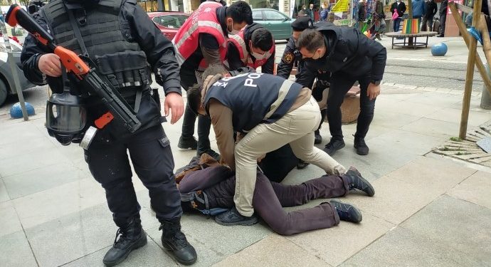 Polêsên Faşîst êrişê xwendekara kirin: Gelek ciwan rehîn girtin