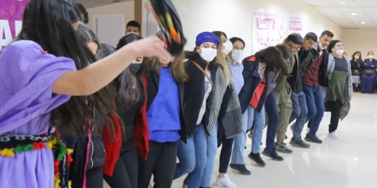 Ciwanên Mêrdînê ji bo rojbÛna Rêberê Gelan şahî lidarxist