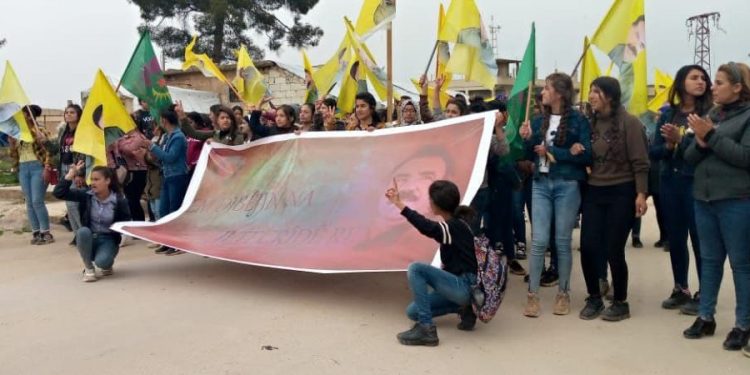 Jinên Ciwan li Efrînê li dijî tecrîdê meşiyan