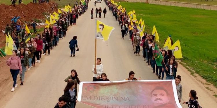 Jinên Ciwan li Efrînê li dijî tecrîdê meşiyan