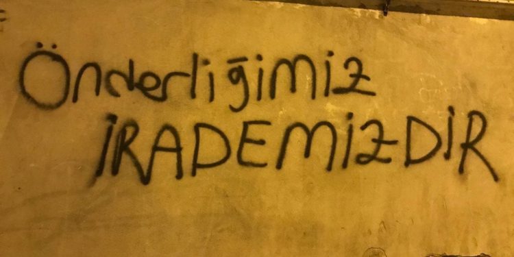 Ciwanên Welatparêz nivîsandin: “Rêbertiya me vîna me ye”