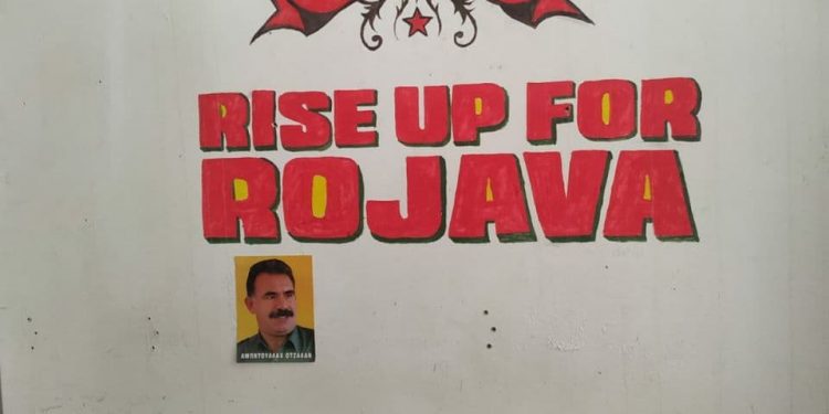 Ciwanên li Atînayê kolan û rêyên xwe bi wêneyên Rêberê Gelan xemilandin