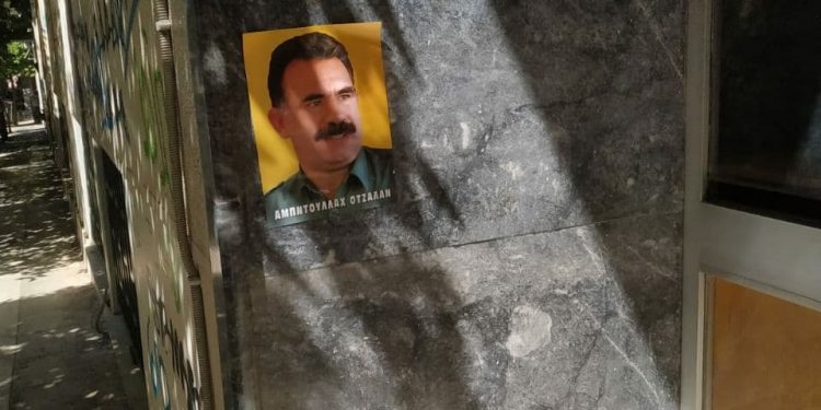 Ciwanên li Atînayê kolan û rêyên xwe bi wêneyên Rêberê Gelan xemilandin