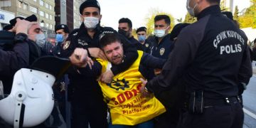 Ciwan û çepgir bi hev re ber bi Taksîmê dimeşin – Polês êriş dikin