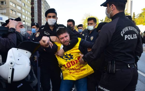 Ciwan û çepgir bi hev re ber bi Taksîmê dimeşin – Polês êriş dikin