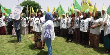 Dayîkên gerîla berxwedana zarokên xwe silav kirin