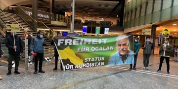 Li dijî tecrîdê ciwanên Kurd ên Zurihê Balefirgehê de çalakî kirin