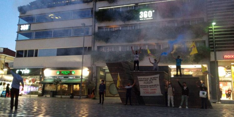 Ciwanên Kurd li Atinayê li dijî tecrîd û êrişên dagirkeriya Tirk tevgerê de ne