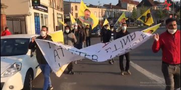 Ciwanên Kurd li Parîsê dagirkerî protesto kirin