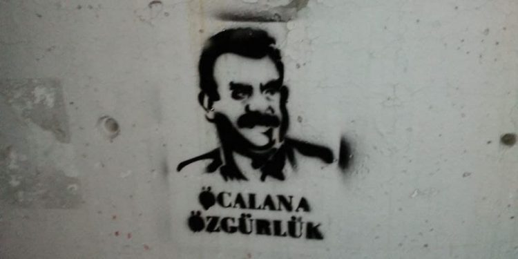 DGH’ê li dijî tecrîdê portreyên Rêber Apo li ser dîwarên Stenbolê çêkir