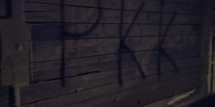 DGH’ê li dijî tecrîdê portreyên Rêber Apo li ser dîwarên Stenbolê çêkir