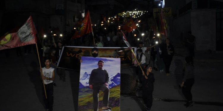 Ciwanan li Helebê meşeke girseyî ve piştgirî da gerîla