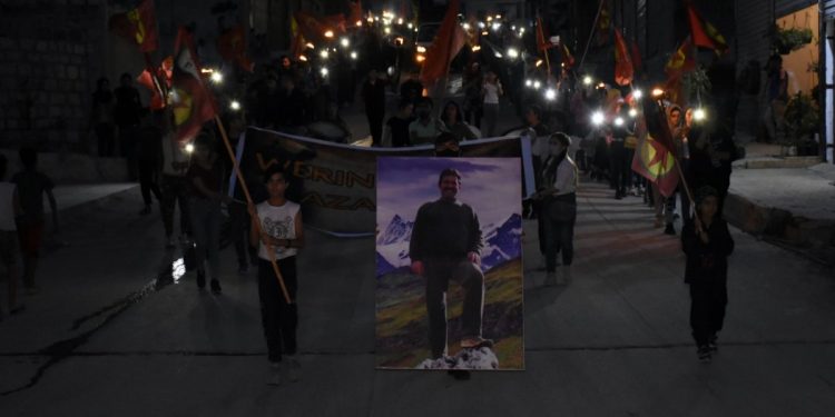 Ciwanan li Helebê meşeke girseyî ve piştgirî da gerîla